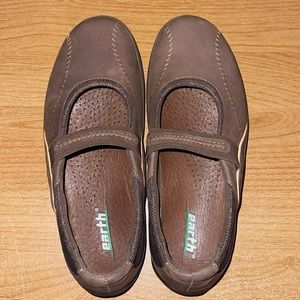 Earth Encounter Brownstone Nubuck Mary Janes (7.5)